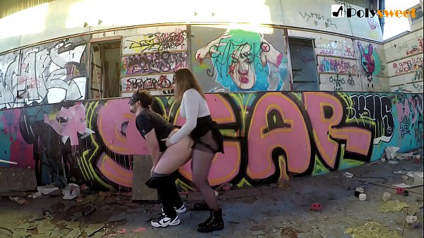 ДОМИНИРУЮ НАД МУЖЕМ СО СТРАПОНОМ В ЗАБРОШЕННОМ БАССЕЙНЕ (кончил на лицо)