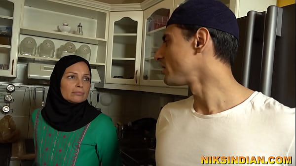 एक अजीब परिवार जिसमें भाई-बहन माँ के सामने खुलेआम चुदाई करते हैं